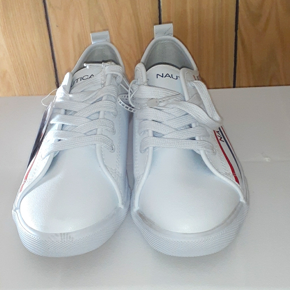 🆕🎁 Nautica White Tennis Shoes